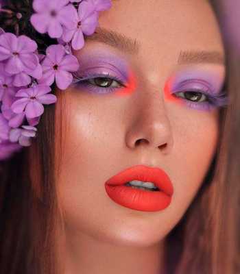 Девушка с весенним фиолетовым макияжем и яркой красной помадой