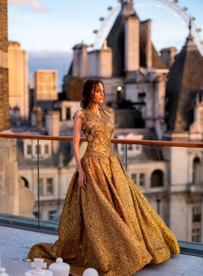 Анджелина Джоли в золотом платье на премьере в Лондоне
