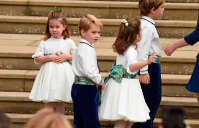 Принц Джордж и принцесса Шарлотта в белом наряде с поясом