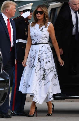 Мелания Трамп в белом платье с абстрактным принтом