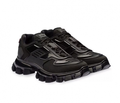 Черные кроссовки на грубой подошве от Prada