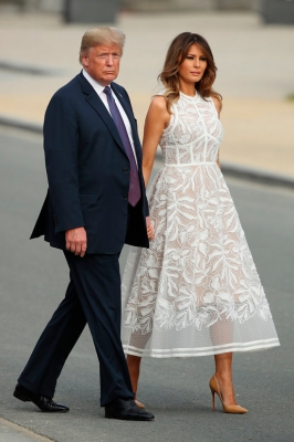 Мелания Трамп в белом платье с юбкой колокол