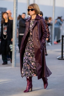 Анна Винтур в цветочном платье миди, бордовом кожаном плаще и высоких сапогах