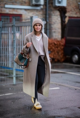 Дарья Баранник в сером пальто оверсайз, черных легинсах и уютных меховых тапочках