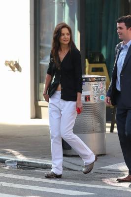 Кэти Холмс в белых прямых джинсах, черной блузке и питоновых сабо