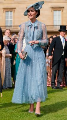 Кейт Миддлтон в романтичном голубом платье и серебристых туфлях лодочках