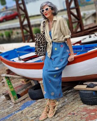 Кармен Гимено в длинной джинсовом сарафане с вышивкой и летних сандалиях