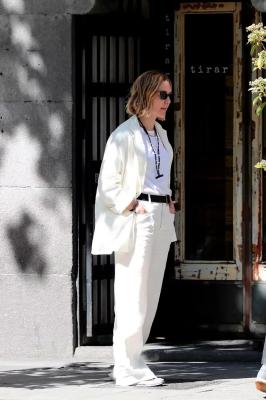 Марта Ортега в белом льняном костюме, футболке и кроссовках