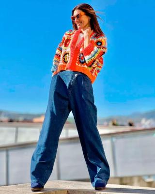 Ана Антолин в свободных джинсах и ярком укороченном кардигане