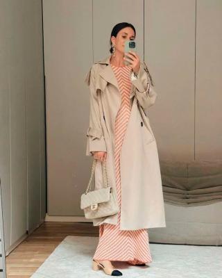 Патрисия Виршке в вязанном длинном платье, классическом плаще и двухцветных туфлях