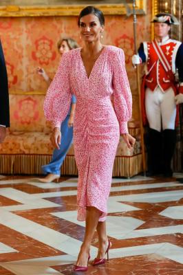 Королева Летиция в платье с драпировкой с розовым принтом и бордовых туфлях