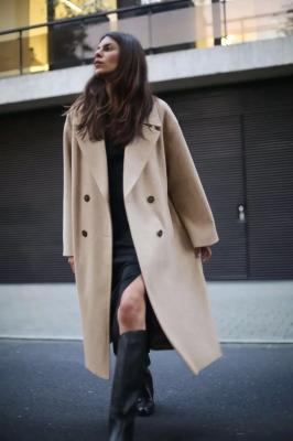 Девушка в бежевом оверсайз пальто от Zara