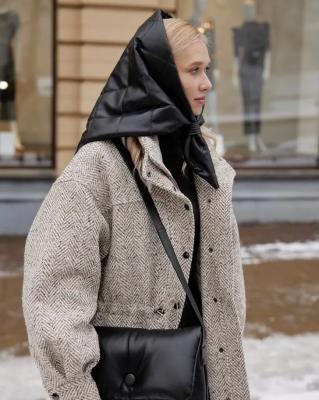 Девушка в сером пальто и кожаной косынке