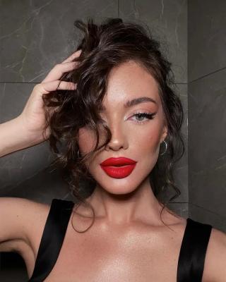 Классический макияж с черными стрелками и красными губами
