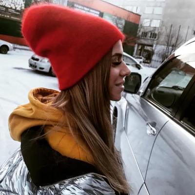 Девушка в красной шапке бинни