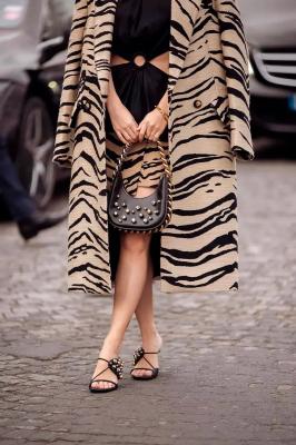 Девушка в пальто оверсайз с принтом зебры и мини юбке