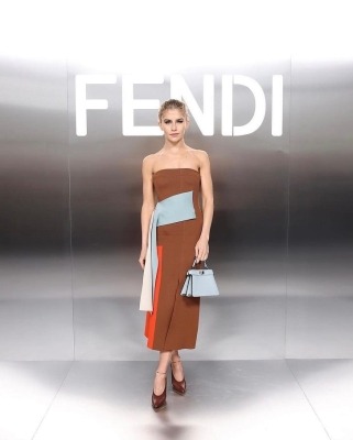 Коричневое платье с открытыми плечами и вставками из от Fendi