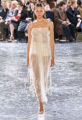 Платье с бахромой из жемчуга от Jean Paul Gaultier