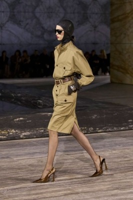 Модель в коричневых туфлях с ремешком на пятке от Saint Laurent