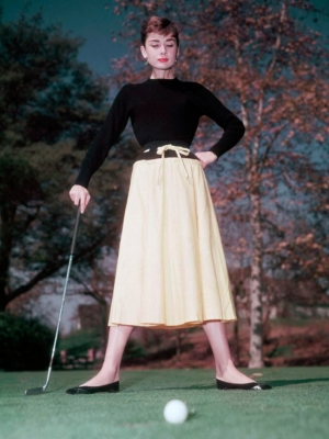 Одри Хепбёрн в черном свитшоте, желтая юбка миди с черным поясом