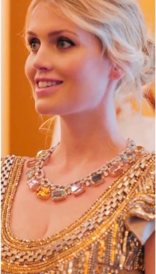 Китти Спенсер в коктейльном платье с пайетками и золотыми украшениями