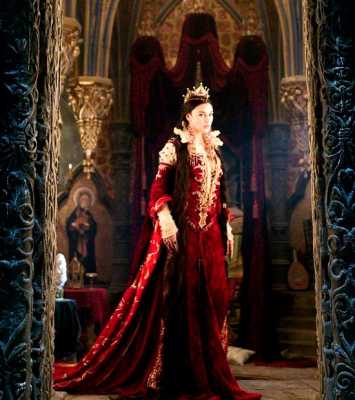 Моника Беллуччи в королевском красном платье из бархата со шлейфом и золотыми вставками