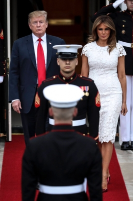 Мелания Трамп в кружевном платье миди