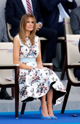 Мелания Трамп в белом платье с голубым поясом