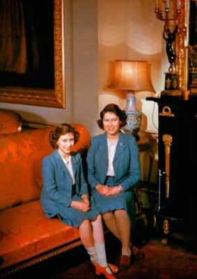 Королева Елизавета II и принцесса Маргарет в одинаковых синих костюмах с юбками миди