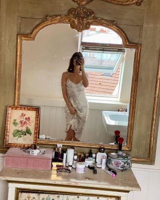 Жанна Дамас в светлом платье комбинация с цветочным принтом
