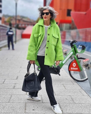 Кармен Гимено в черных брюках, зеленом удобном пальто и белых кедах