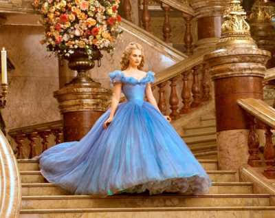 Лили Джеймс в голубом платье принцессы со шлейфом в фильме Золушка