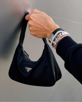 Черная нейлоновая сумочка от Prada