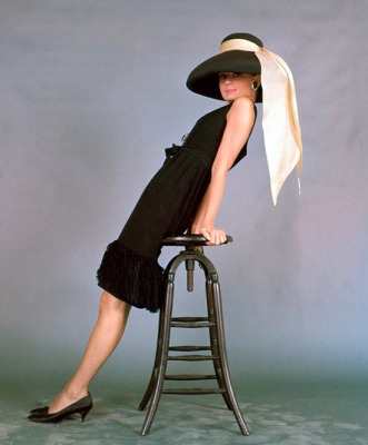Одри Хепбёрн в черном платье по колено без рукавов, шляпа с бежевой лентой и туфли на низком каблуке