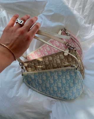 Небольшие светлые сумочки с логотипом Dior