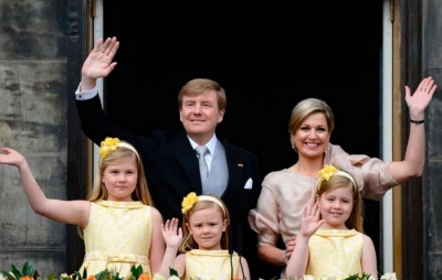 королевские дети в желтых нарядных платьях