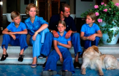 королевские дети в синих футболках поло и джинсах