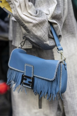 Небольшая синяя сумочка с бахромой Fendi Baguette