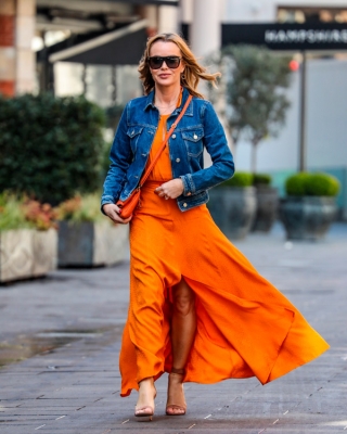 Аманда Холден в оранжевой юбке и джинсовке