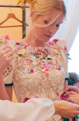 Китти Спенсер в вечернем бежевом платье с цветами и короткими рукавами